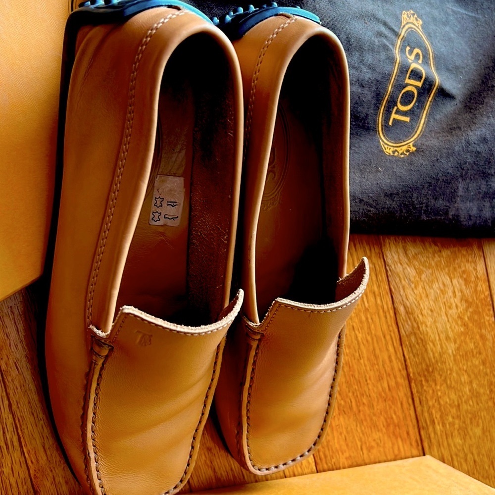 Tod’s signature loafer-size37&1/2-Cameral Pellame Brushed